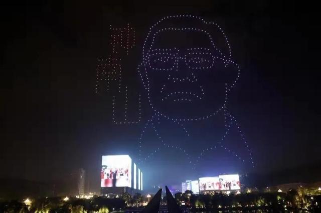 夜空中最亮的星!廣州1200架無人機致敬人才(圖1) 夜空中最亮的星!廣州1200架無人機致敬人才(圖1)
