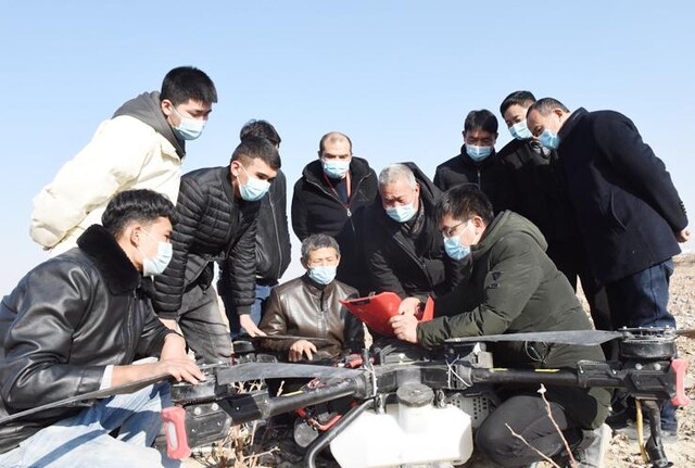 “冬閑變冬忙” 尉犁縣將無人機(jī)實操課堂搬到田間地頭(圖1) “冬閑變冬忙” 尉犁縣將無人機(jī)實操課堂搬到田間地頭(圖1)
