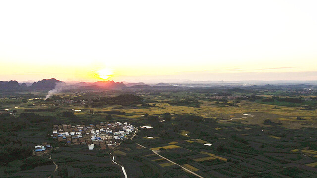 無人機(jī)巡邏助力武鳴區(qū)秸稈焚燒治理(圖1) 無人機(jī)巡邏助力武鳴區(qū)秸稈焚燒治理(圖1)