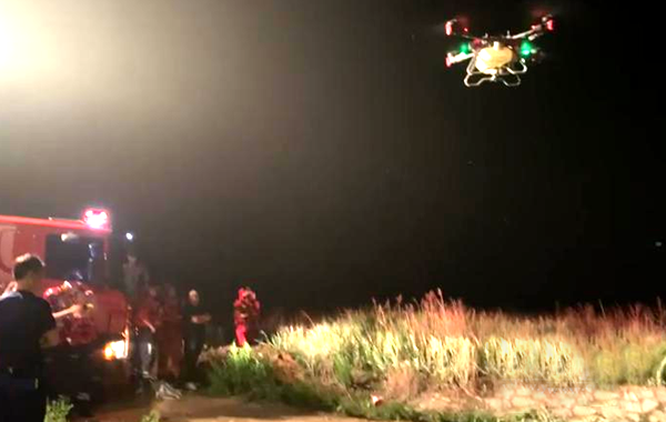 老人因河水暴漲被困 無人機聯(lián)合沖鋒舟成功救援(圖1) 老人因河水暴漲被困 無人機聯(lián)合沖鋒舟成功救援(圖1)