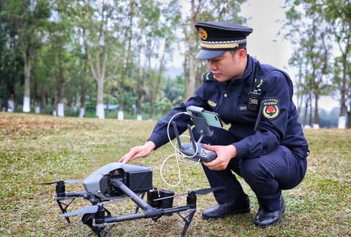 ?？谑谐枪芾脽o人機喊話勸離垂釣市民(圖1)