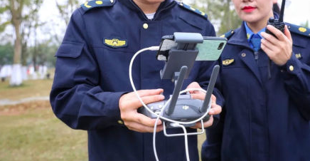 ?？谑谐枪芾脽o人機喊話勸離垂釣市民(圖2)