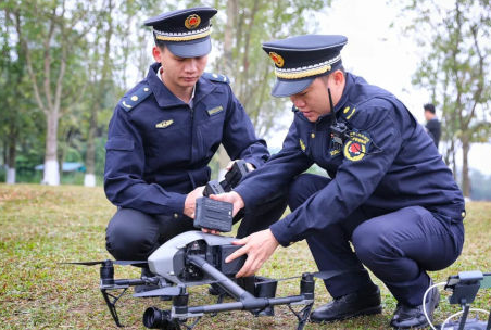 ?？谑谐枪芾脽o人機喊話勸離垂釣市民(圖3)