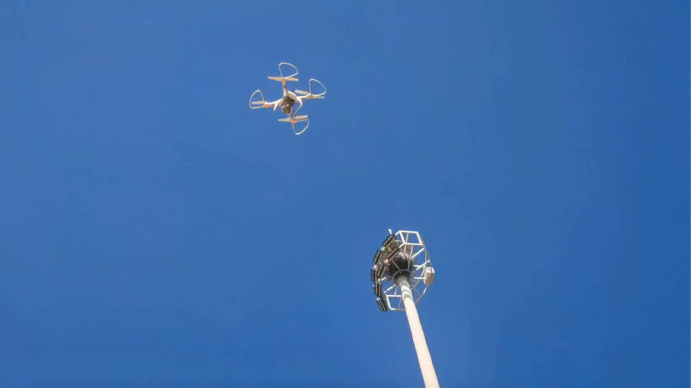 無人機(jī)巡檢保障國慶假期電網(wǎng)安全供電(圖1) 無人機(jī)巡檢保障國慶假期電網(wǎng)安全供電(圖1)